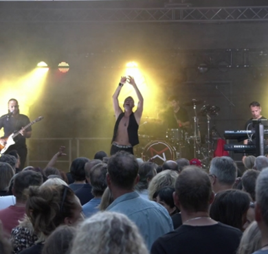 Vier Männer auf der Bühne.