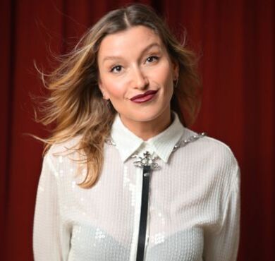 Malarina, KULTUR+KONGRESS FORUM ALTÖTTING, Foto: Christopher Glanzl Die junge Kabarettistin Malarina blickt verschmitzt in die Kamera.