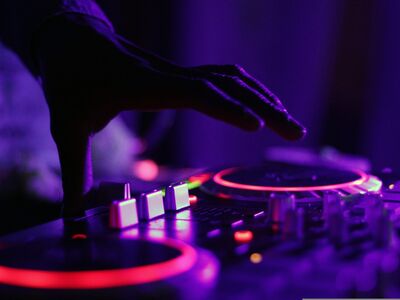 DJ TomTom, Depeche Mode Tribute, Mode Machine, Abriss, Forum, Altoetting, Bild Pixabay Eine Hand im Gegenlicht an den Turntables.