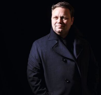 Paul Potts, KULTUR+KONGRESS FORUM ALTÖTTING, Foto: Max Dodson Der weltberühmte Tenor Paul Potts vor schwarzem Hintergrund.