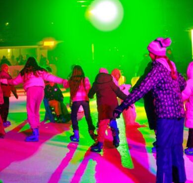 Eislaufspaß für Groß & Klein auf der hochmoderne Synthetik-Eisbahn am Bahnhofplatz!