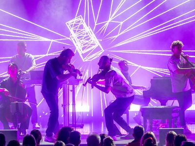 Symphoniacs, Forum Altoetting, Bild Andreas Giebisch Musiker auf der Bühne.