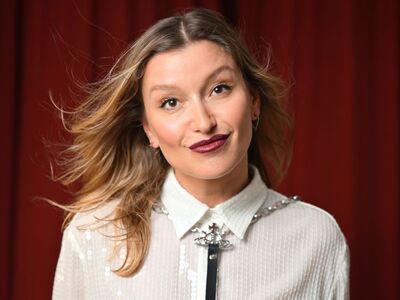 Malarina, KULTUR+KONGRESS FORUM ALTÖTTING, Foto: Christopher Glanzl Die junge Kabarettistin Malarina blickt verschmitzt in die Kamera.