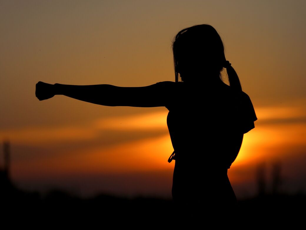 Selbstverteidigung für Frauen, KEB, KDFB Altötting, Foto Pixabay Silhouette einer Frau während des Kampfsporttrainings vor Sonnenuntergang