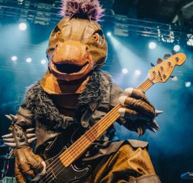 Heavysaurus POMMESGABELTOUR, Forum Altötting, Foto Jens Vetter Muffi Puffi gibt am Bass alles für seine Fans.