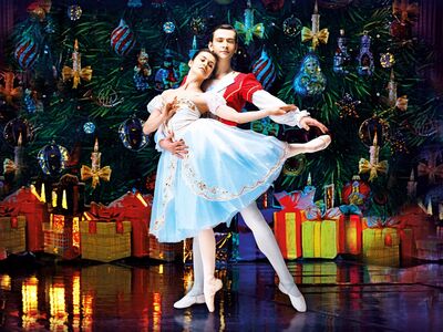 Classico Ballet Napoli, Nussknacker, Forum Altötting, Bild Veranstalter Zwei Balett Tänzer auf der Bühne.