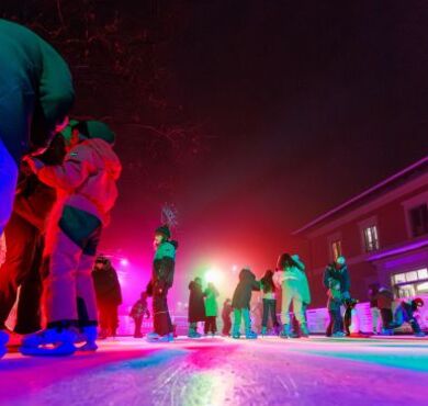 Eislaufspaß für Groß & Klein auf der hochmoderne Synthetik-Eisbahn am Bahnhofplatz!