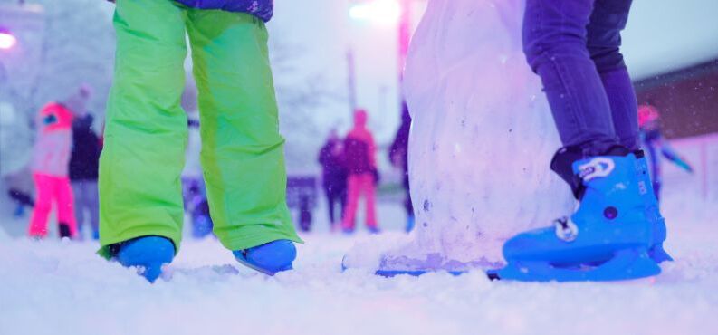 Eislaufspaß für Groß & Klein auf der hochmoderne Synthetik-Eisbahn am Bahnhofplatz!