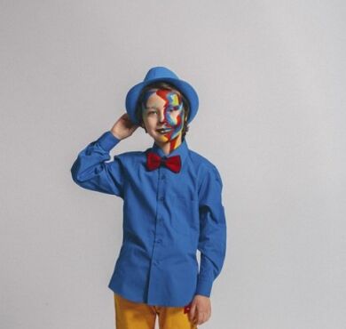 Verkleideter Junge mit bunt bemaltem Gesicht.