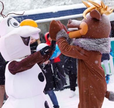 Frozen-Kids-Disco, Kreisstadt Altötting, Foto: Julian Spilker Schneemann Olaf und Rentier Sven klatschen sich ab.