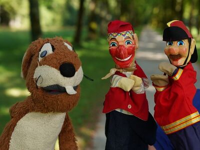Kasperl, Seppl und der Hase Mucki als Handpuppen.