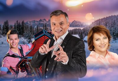Zauber der Weihnacht, Andreas Hastreiter, Nicki, Markus Wolfahrt, Forum Altötting, Bild FROB Ein Sänger, ein Mann mit Akkordeon und eine Frau stehen in einer Winterlandschaft.