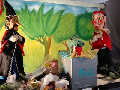 Chiemsee Kasperl, Forum, Altoetting, Bild Stephan Mikat Kasperl, der Zauberer und das Krokodil als Handpuppen.