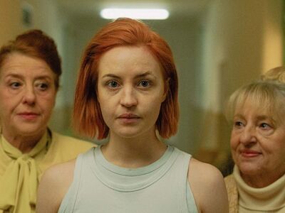 Zweigstelle, Kino Picknick, Forum Altoetting, Sarah Mahita, Luise Kinseher, Johanna Bittenbinder, Bild WennDann Film Drei Frauen stehen nebeneinander.
