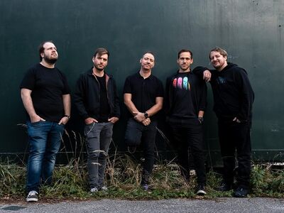 Sonic Fuze, Slayer by North of Hell, Abriss, Forum, Altoetting, Bild Facebook Band Fünf Männer stehen in schwarzen Klamotten vor einer grauen Wand.