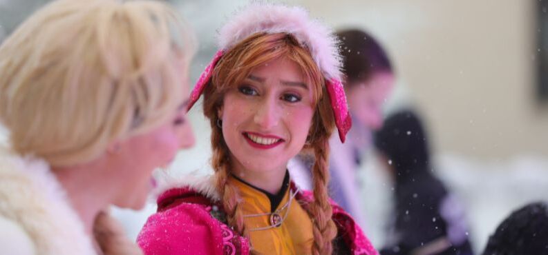 Frozen-Kids-Disco, Kreisstadt Altötting, Foto: Julian Spilker Eiskönigin Elsa und Ihre Schwester Anna lachen herzhaft.