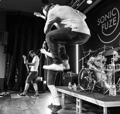 Sonic Fuze, Slayer by North of Hell, Abriss, Forum, Altoetting, Bild Facebook Band Vier Musiker auf der Bühne.