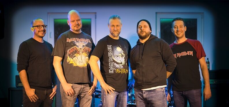 Iron Donkeys, Manowar, Manomore, Iron Maiden, Abriss, Forum, Altoetting, Bild Band Fünf Musiker auf der Bühne.