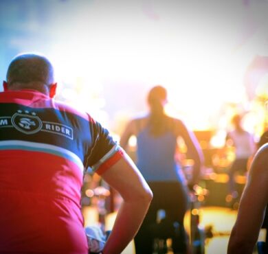 Raiffeisen-BRK Charity-Ride, Forum, Altoetting, Foto Indoor Cycling Group Blick auf die Bühne