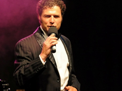 Zwei Frauen stehen neben einem Kontrabass mit einem Stern in der Mitte.