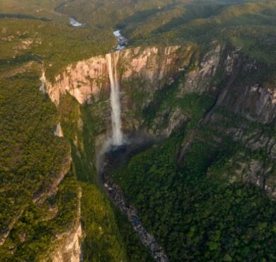 Markus Mauthe, Grad jetzt, Greenpeace, Nachhaltigkeit, Forum Altötting, Bild Mauthe Ein Wasserfall im Regenwald.