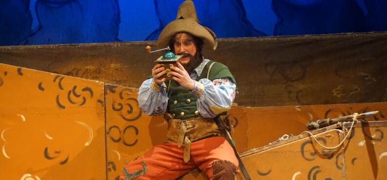 Kasperl und Seppel sitzen auf der Wiese.