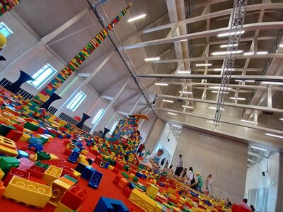 Spieletage, Forum, Altoetting, Bildd Forum Die Holzbausteine liegen auf dem Fussboden im Raiffeisen-Saal.