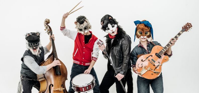KOOL KATZ, Kultur+Kongress Forum Altötting, Foto: Band Die vier Bandmitglieder von KOOL KATZ mit Instrumenten, Nahaufnahme
