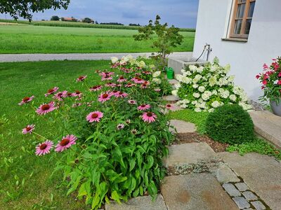 Radltour Altötting zu Gartenbäuerin, Foto Michaela Stelzenberger Blick in einen blühenden Vorgarten eines Hofes.