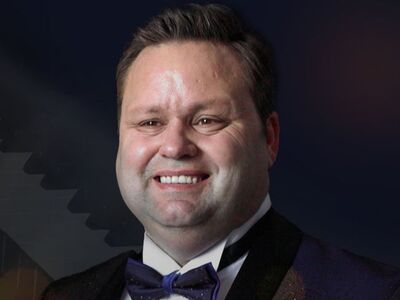 Paul Potts, KULTUR+KONGRESS FORUM ALTÖTTING, Foto: Emily Robbins Der weltberühmte Tenor Paul Potts strahlt ins Publikum.