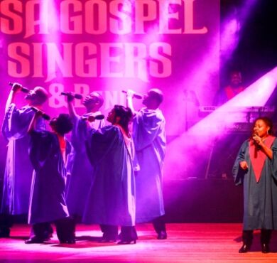 The USA Gospel Singers&Band, Frank Seer Showservice International, Kultur+Kongress Forum Altötting, Foto Lisa Gramlich Das Ensemble der USA Gospel Singers gemeinsam auf der Bühne.