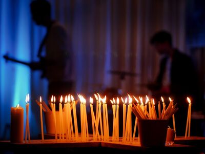 Zwei Musiker im Kerzenschein.