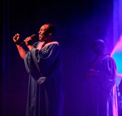 The USA Gospel Singers&Band, Frank Seer Showservice International, Kultur+Kongress Forum Altötting, Foto Lisa Gramlich Das Ensemble der USA Gospel Singers gemeinsam auf der Bühne.