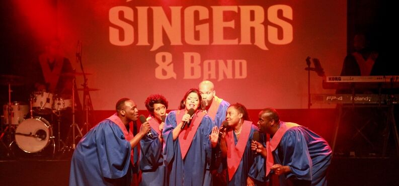 The USA Gospel Singers&Band, Frank Seer Showservice International, Kultur+Kongress Forum Altötting, Foto Lisa Gramlich Das Ensemble der USA Gospel Singers gemeinsam auf der Bühne.