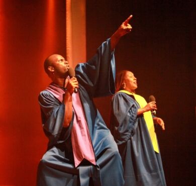 The USA Gospel Singers&Band, Frank Seer Showservice International, Kultur+Kongress Forum Altötting, Foto Lisa Gramlich Das Ensemble der USA Gospel Singers gemeinsam auf der Bühne.