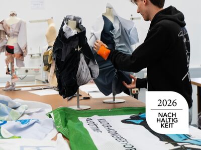 Student des Kollegs für Modedesign der Modeschule Hallein bei den Vorbereitungen der Ausstellung im Atelier