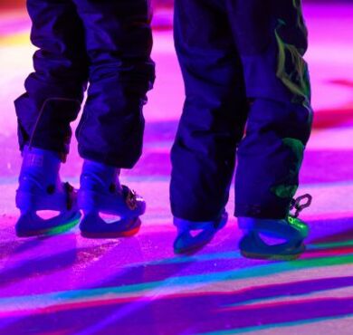 Auch mit frisch geschliffenen Leih-Schlittschuhen ist Eislaufspaß für Groß & Klein auf der hochmoderne Synthetik-Eisbahn am Bahnhofplatz garantiert! 