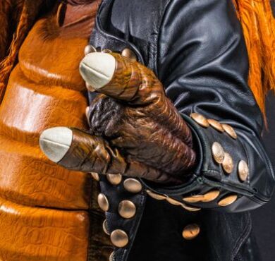 Heavysaurus POMMESGABELTOUR, Forum Altötting, Foto Jens Vetter Zeigefinger und kleiner Finger ausgestreckt, Hand stolz nach oben gereckt–Dino-Metalhead Mr. Heavysaurus.