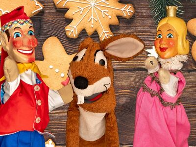 Chiemsee-Kasperl, Forum Altoetting, Weihnachten, Bild Stephan Mikat Handpuppen mit Kasperl, einer Prinzessin und einem Stoffhasen.
