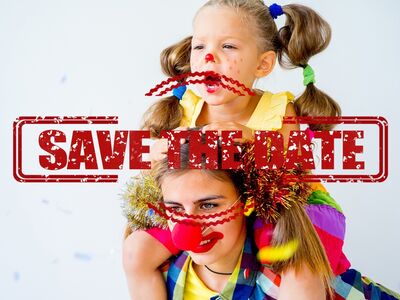 Kinderfasching, Forum Altötting, Foto IStock Eine Frau mit Kind im Faschingskostüm mit roter Pappnase.