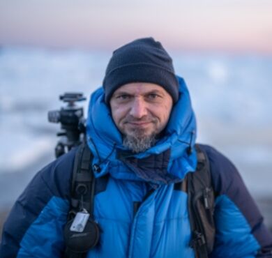 Markus Mauthe, Grad jetzt, Greenpeace, Nachhaltigkeit, Forum Altötting, Bild Mauthe Ein Mann mit dicker Jacke vor einer schneebedeckten Landschaft.
