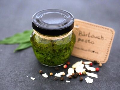 Sinnesreise durch den Wald Stadtgalerie Altötting, Foto Pixabay Ein Gläschen mit Bärlauch-Pesto.