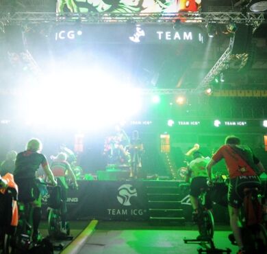 Raiffeisen-BRK Charity-Ride, Forum, Altoetting, Foto Indoor Cycling Group Blick auf die Bühne