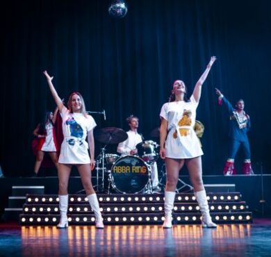 Sänger und Tänzer der Show Abba auf der Bühne. 