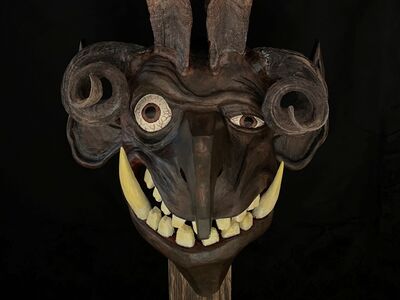 Vom Fach Altötting Stadtgalerie mit Paul Adam, Foto Adam Nahaufnahme einer holzgeschnitzten Maske.