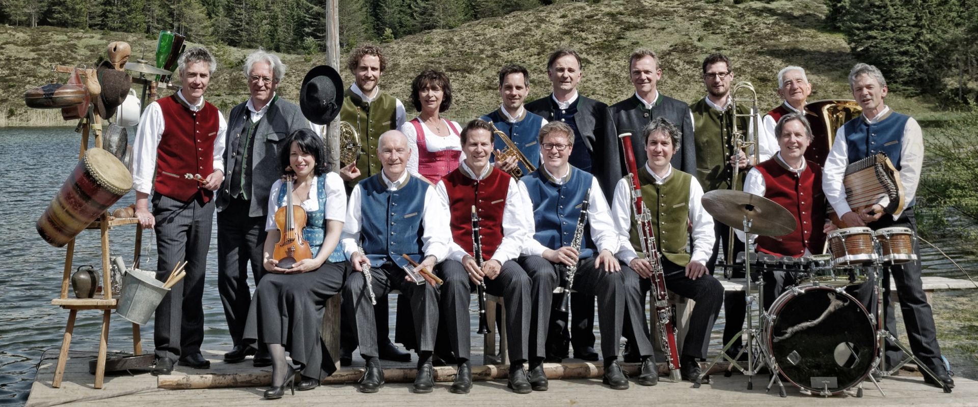 Das Ensemble von Opern auf Bayrisch vor einer Bergkulisse.