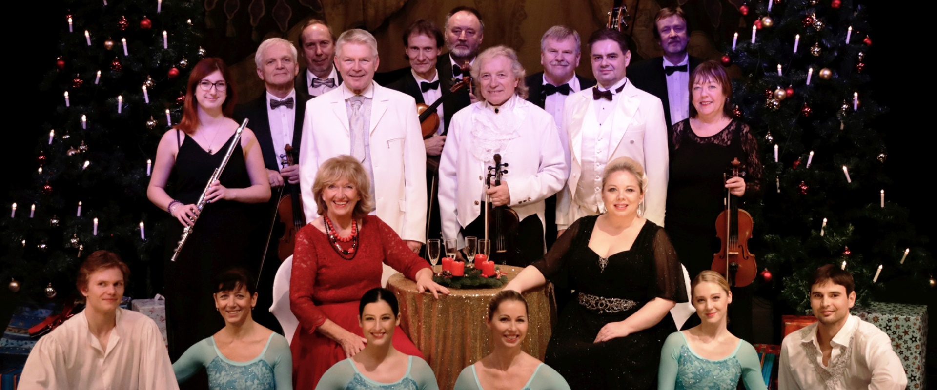 Das Ensemble der Wiener Operetten Weihnacht mit 20 Personen in festlicher Kleidung.