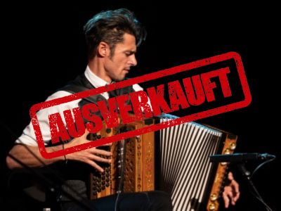 Der Südtiroler Band Herbert Pixner Projekt mit vier Musikern auf einer blau ausgeleuchteten Bühne.