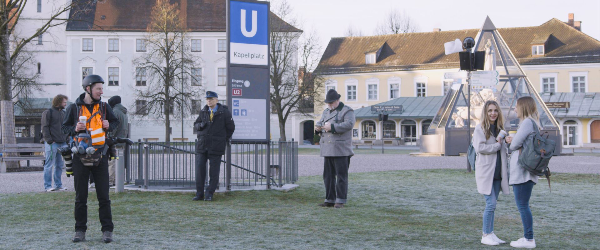 Mehrere Menschen tummeln sich um den Treppenabgang zu einer U-Bahn Station.