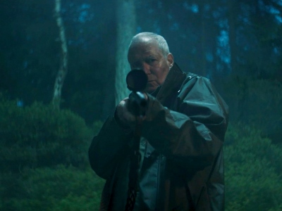 Schweigend steht der Wald, Biennale Bavaria International, Filmfestival, Forum, Altötting, Bild August Zirner, If Productions and Poison Der Schauspieler August Zirner hält eine Jagdwaffe direkt in die Kamera.